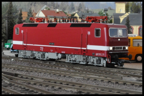 243 225-0 / Deutsche Reichsbahn - Hersteller: ROCO - Dummy